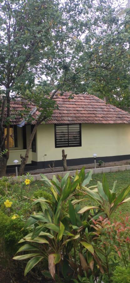 SAVITHRI INN Cottages Varkala Esterno foto